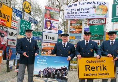 Reriker Heulbojen grüßen mit Schildern von der Ostsee